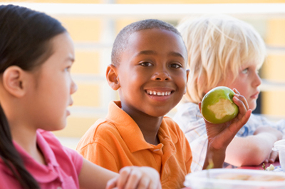 children eating lunch - Stock Photo: 19398487  